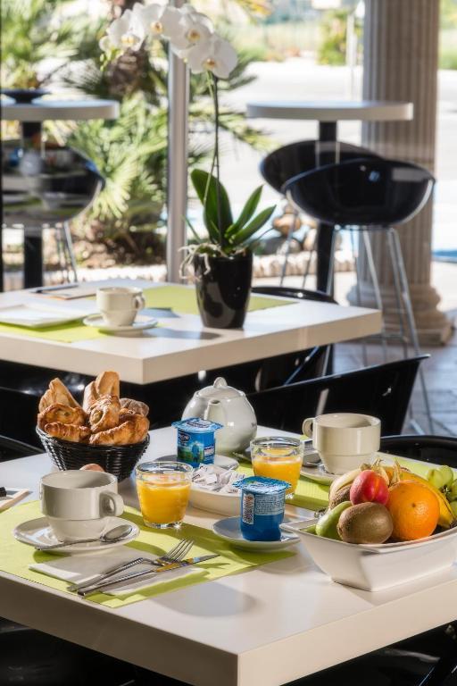 Le Ya'Tis Hotel Saint-Laurent-des-Arbres Eksteriør billede
