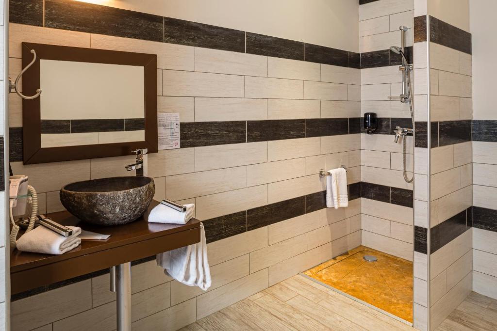 Le Ya'Tis Hotel Saint-Laurent-des-Arbres Eksteriør billede