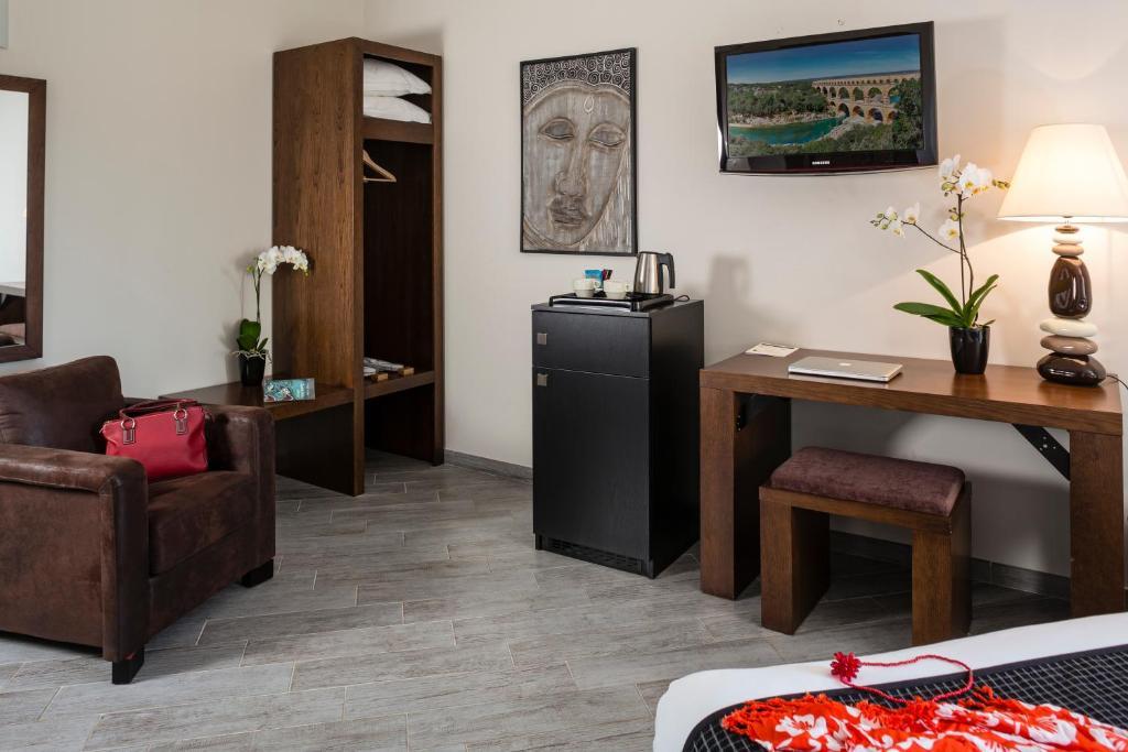 Le Ya'Tis Hotel Saint-Laurent-des-Arbres Eksteriør billede