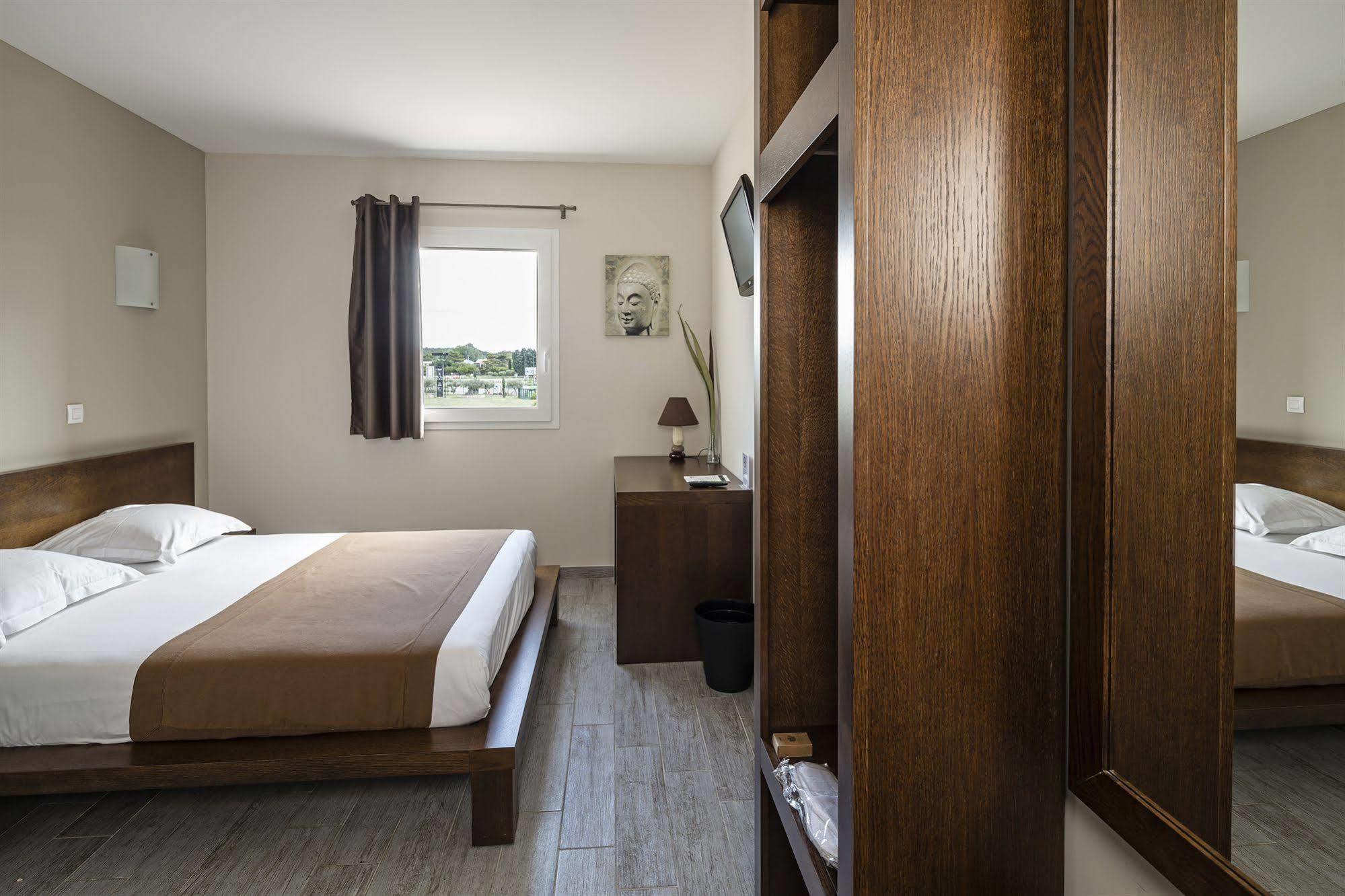Le Ya'Tis Hotel Saint-Laurent-des-Arbres Eksteriør billede